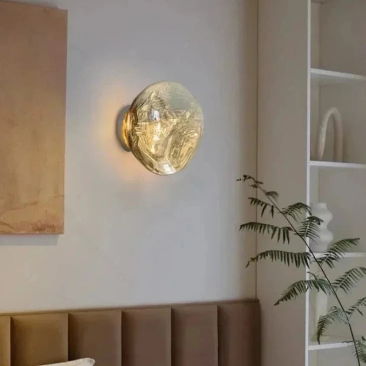 Applique murale à surface
dynamique dorée dans un salon