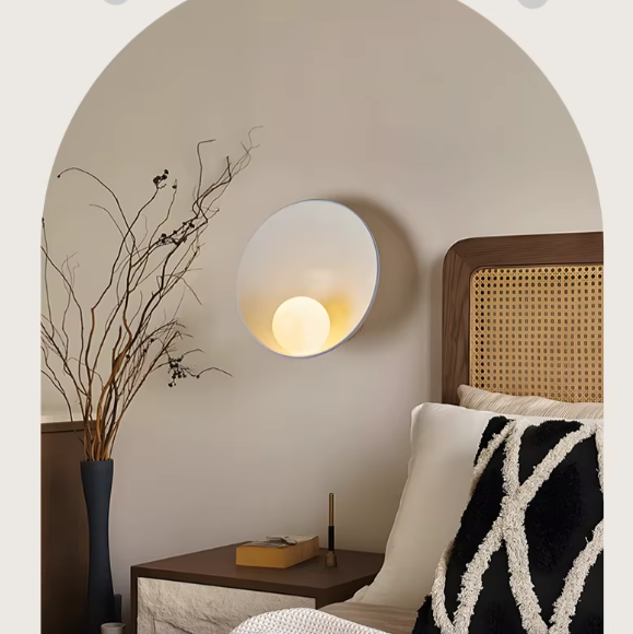Applique murale coquillage un lit beige et table de chevet