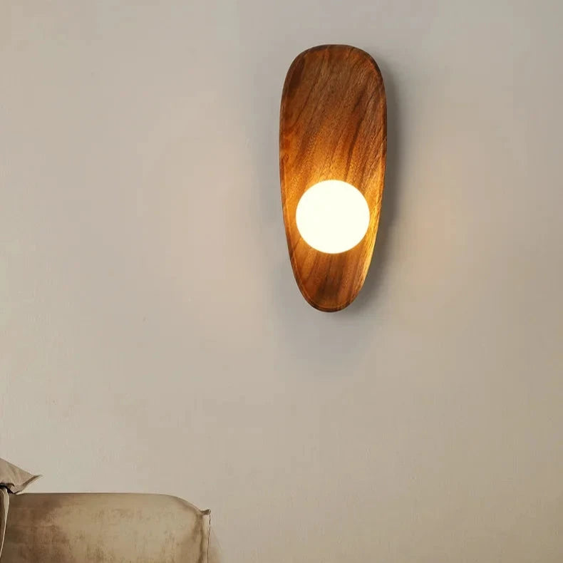Applique murale en Bois allumé sur mur beige