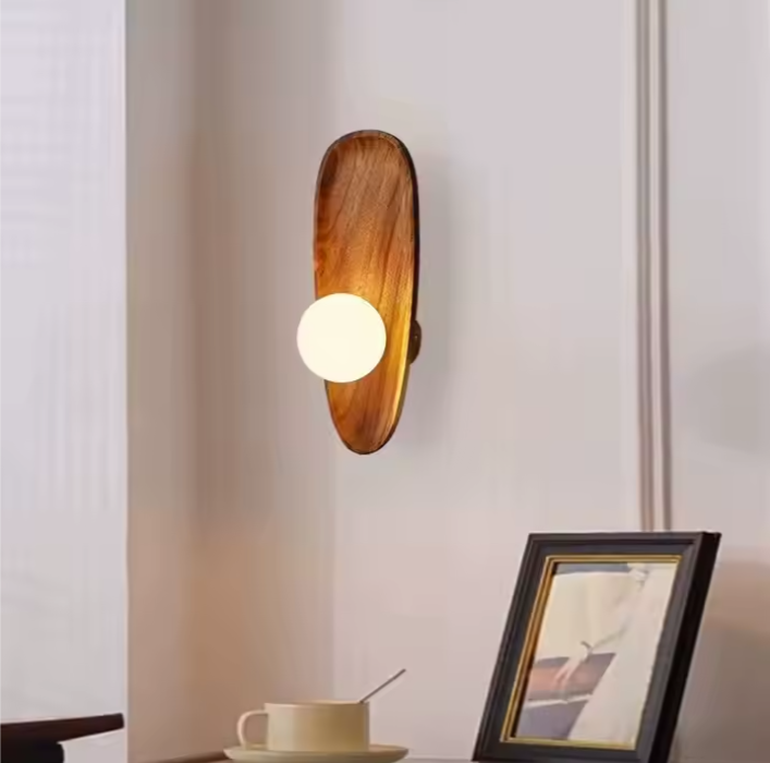 Applique murale en bois allumé une tasse de café et un cadre sur table d'appoint