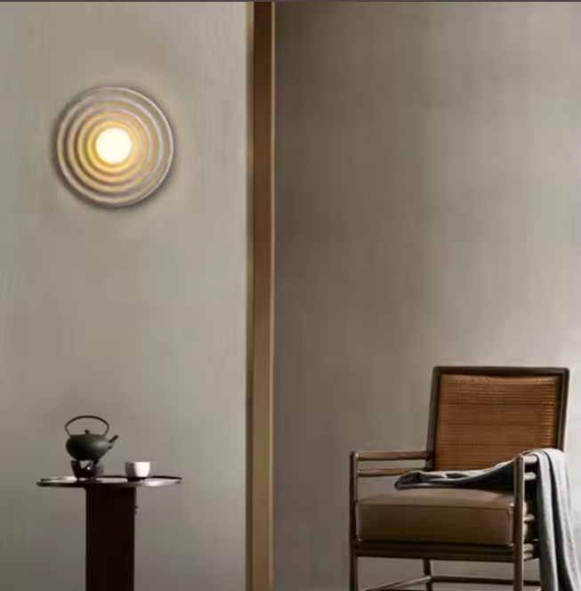 Applique murale ronde art déco une chaise et table d'appoint