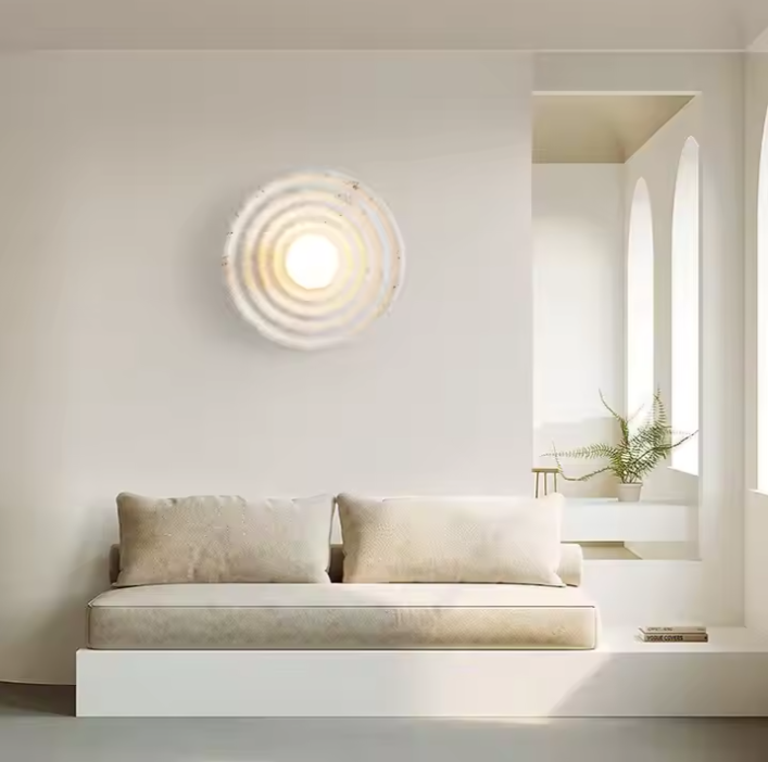Applique murale ronde et sofa blanc