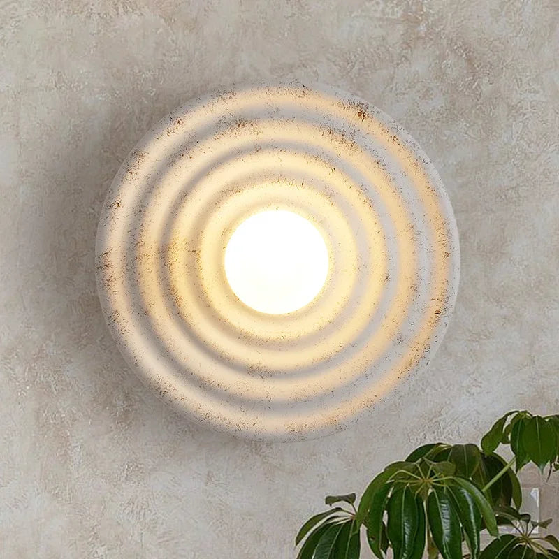 Applique murale ronde et une plante
