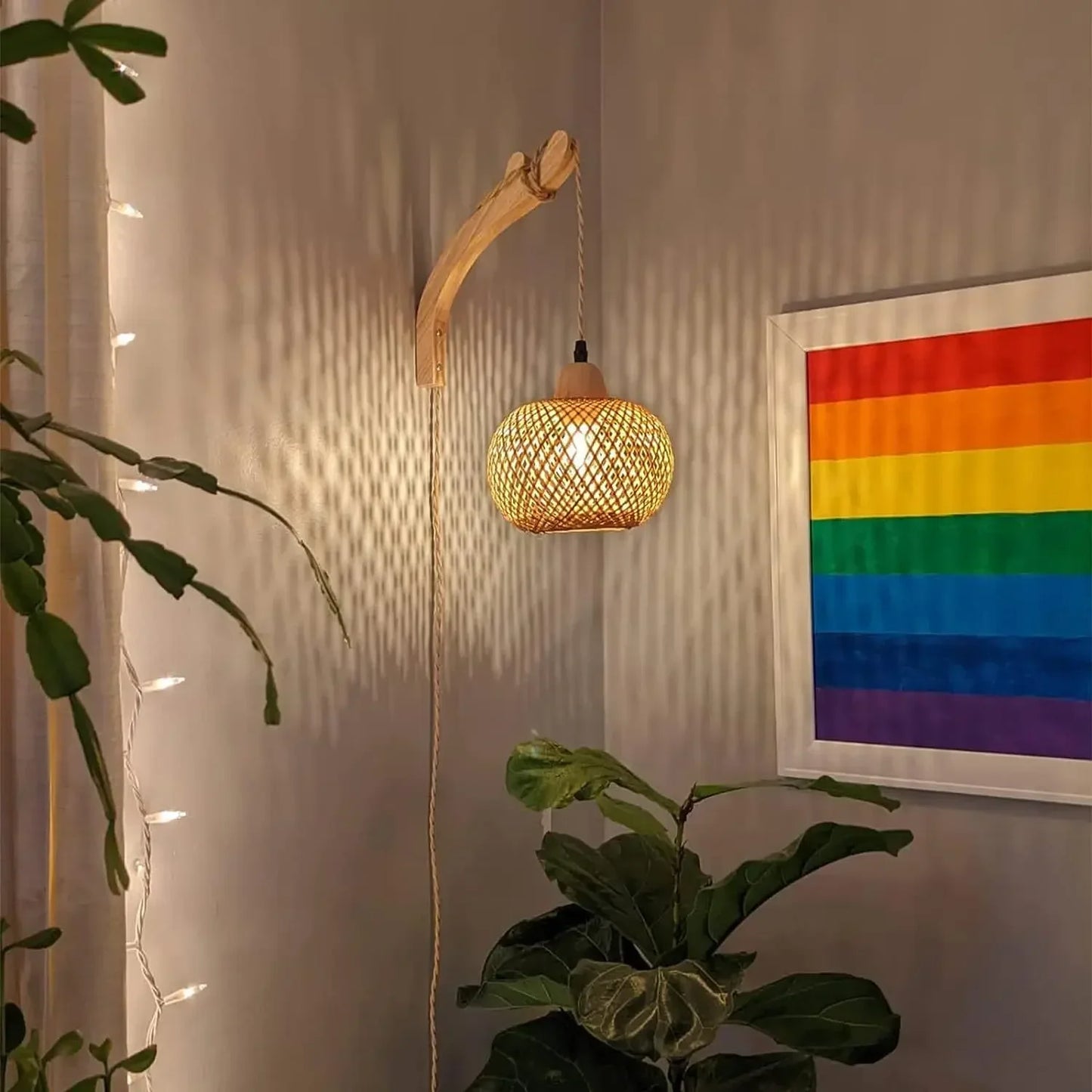 Applique murale rotin allumé la nuit et une plante