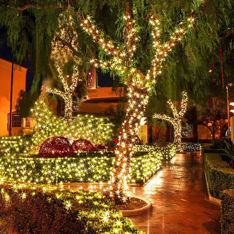 Guirlande lumineuse extérieur féerique allumé dans un grand jardin