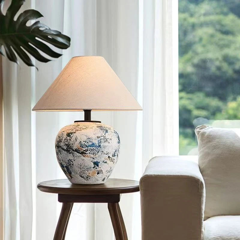 Lampe à poser céramique et un fauteuil blanc