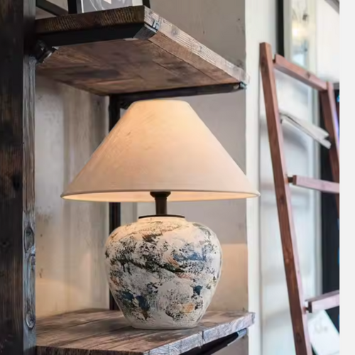 Lampe à poser céramique sur étagère