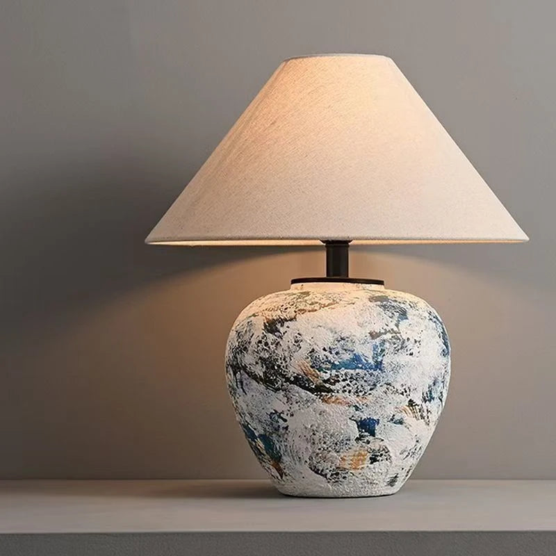 Lampe à poser céramique sur une table grise