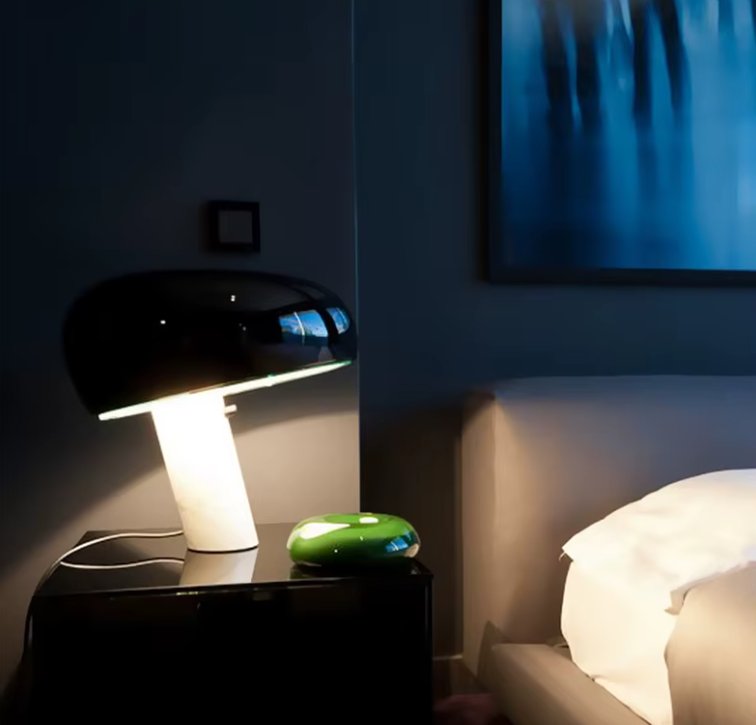 Lampe champignon noir et lit gris