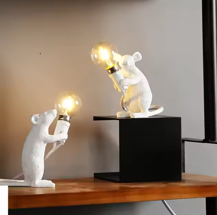 Lampe de Table souris sur meuble dans un salon