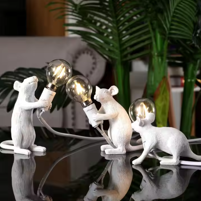 Lampe de Table souris sur une table noir et une plante