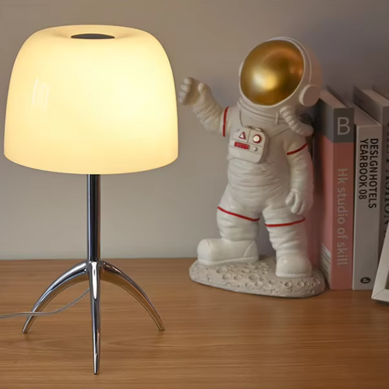 Lampe de bureau en métal beige et des livres