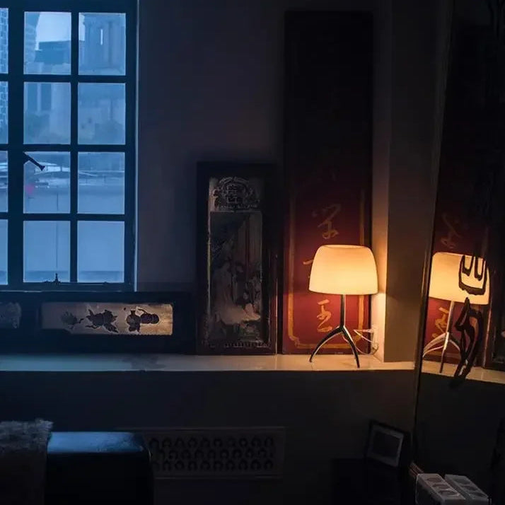 Lampe de bureau en métal couleur beige allumé et un miroir