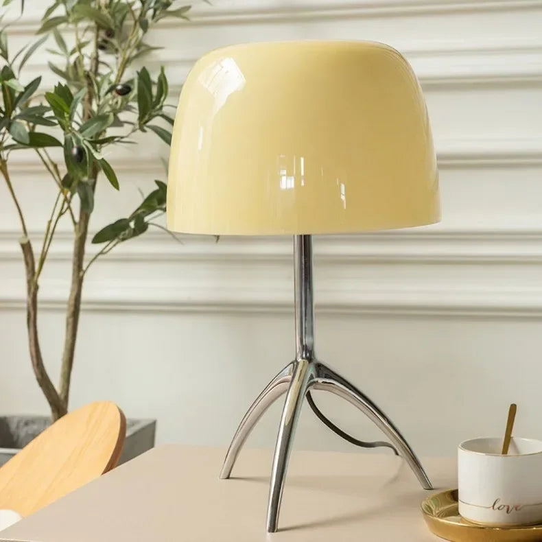 Lampe de bureau en métal couleur beige et une plante