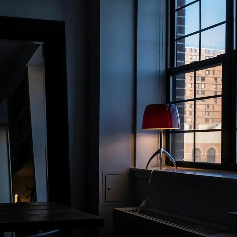 Lampe de bureau en métal couleur rouge et une grande fenêtre