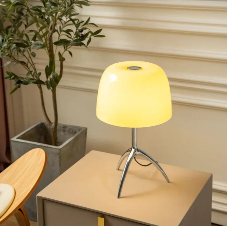 Lampe de bureau en métal de couleur beige et chaise en bois