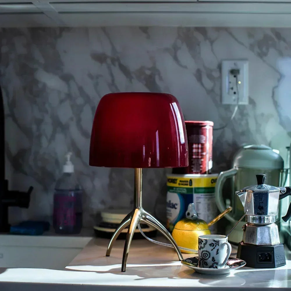 Lampe de bureau en métal et une cafetière