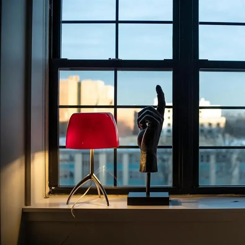 Lampe de bureau en métal et une statue