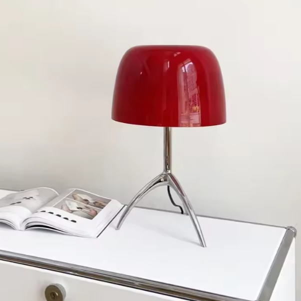 Lampe de bureau en métal rouge sur un meuble