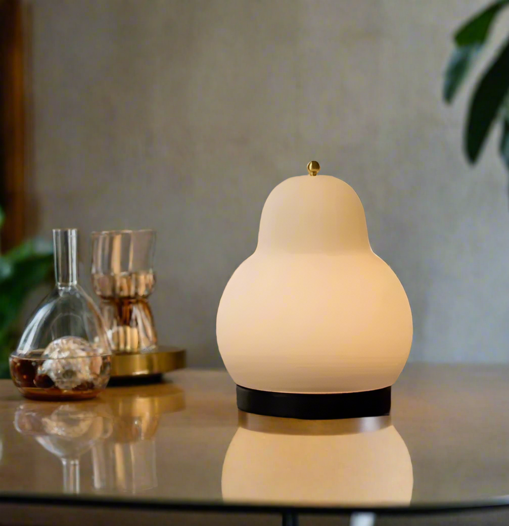 Lampe de chevet forme de poire sur table basse en verre