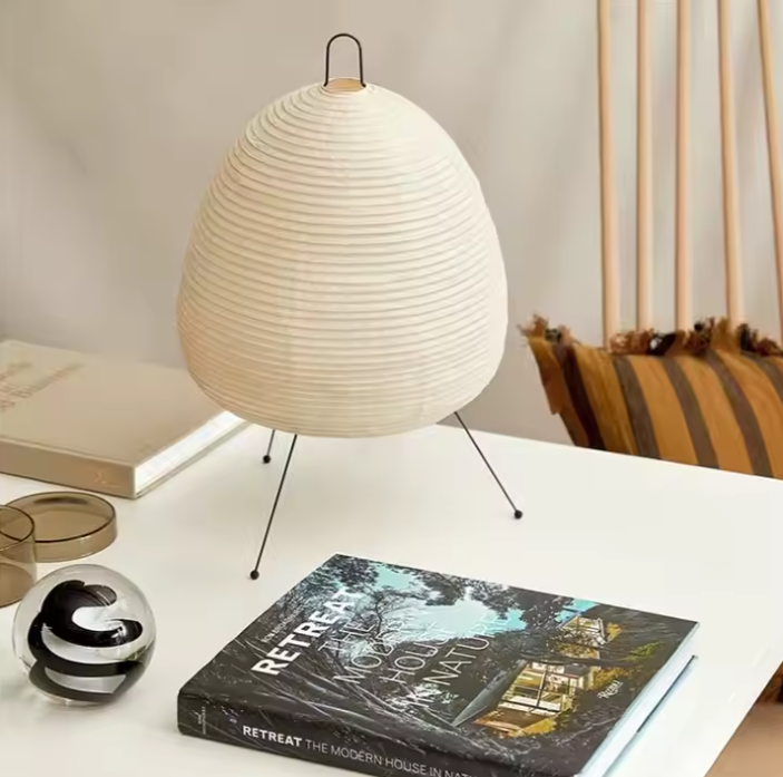 Lampe de chevet japonaise sur bureau