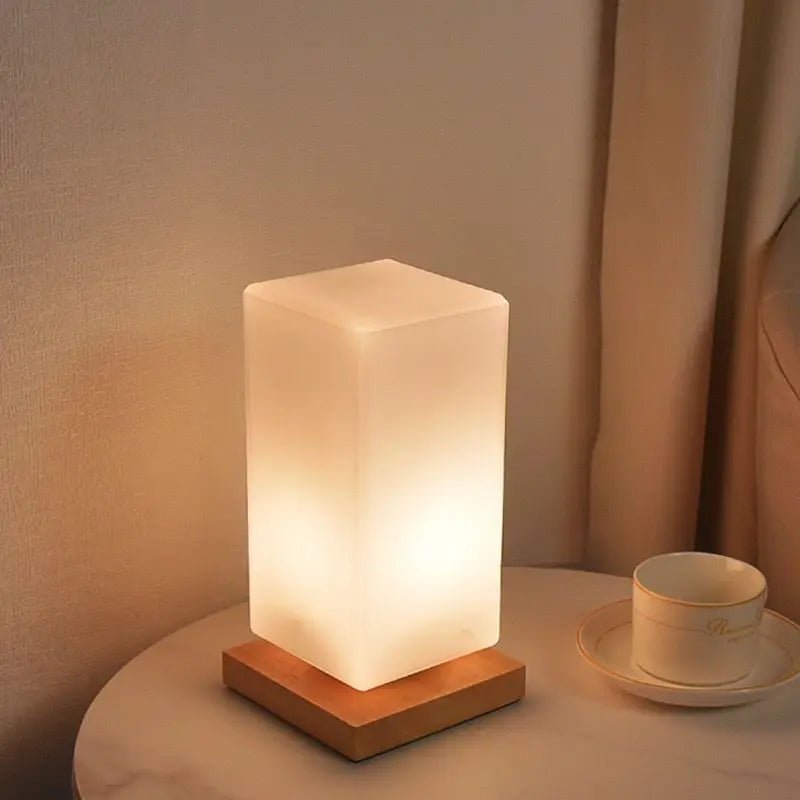 Lampe de chevet en verre carré et tasse de café
