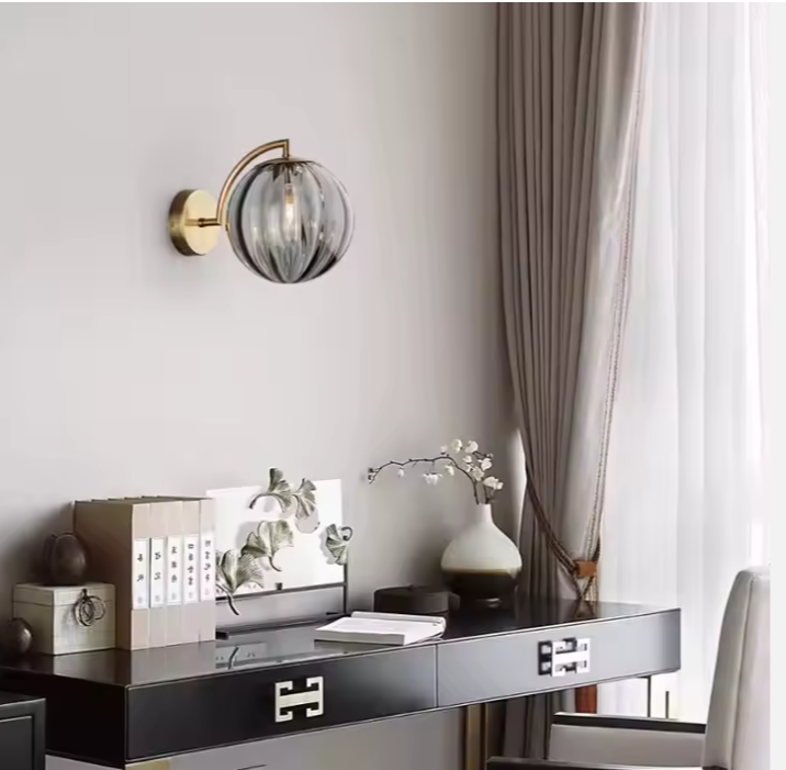 Lampe de chevet murale moderne en verre gris au-dessus d'un bureau gris et chaise blanche