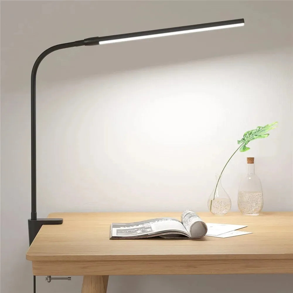 Lampe de table Ă LED sur bureau