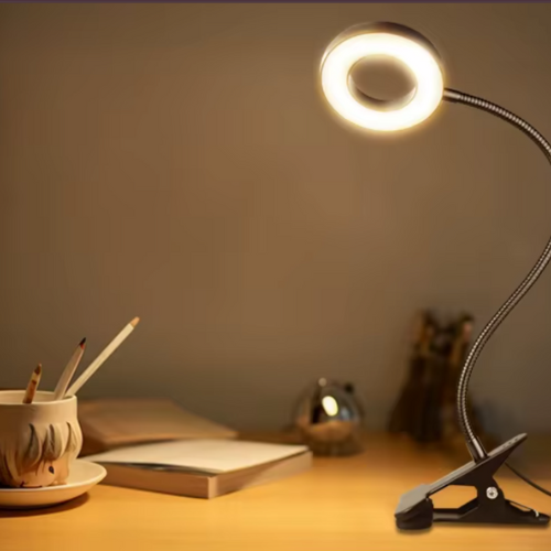 Lampe led à pince sur un bureau et un livre