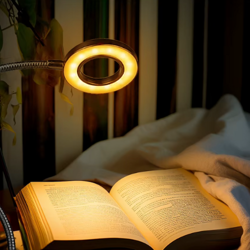 Lampe led à pince pour bureau éclaire un livre