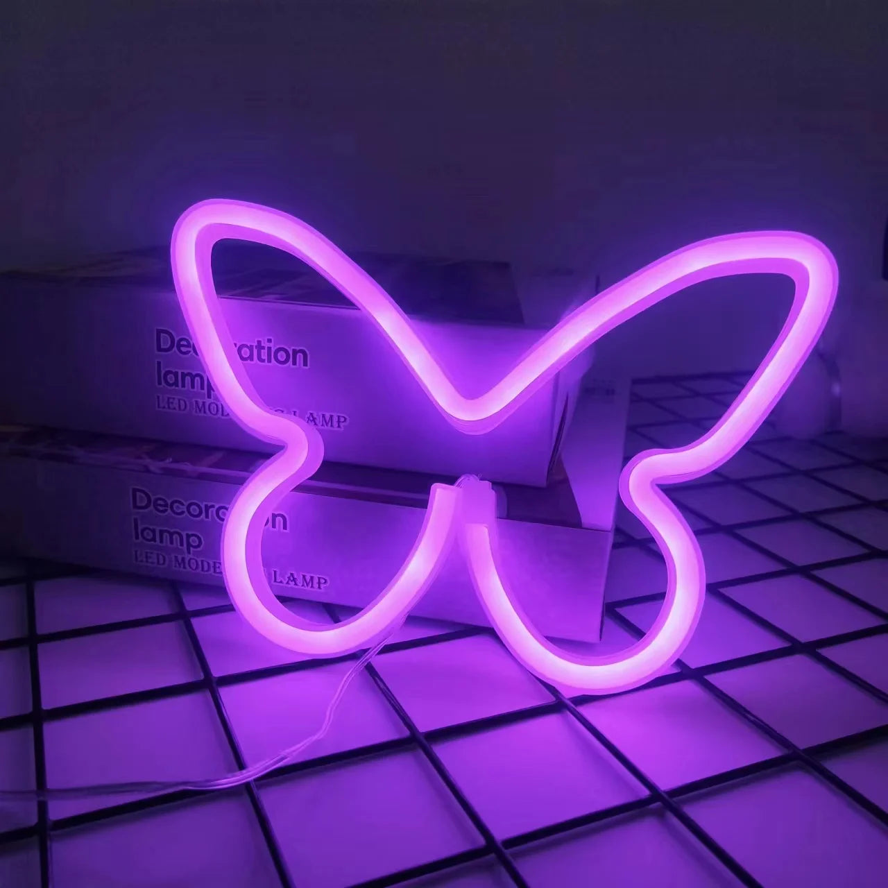 Lampe led néon décorative papillon sur bureau