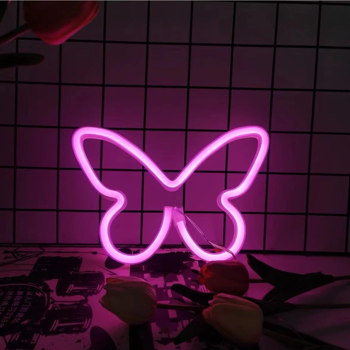 Lampe led néon papillon sur bureau