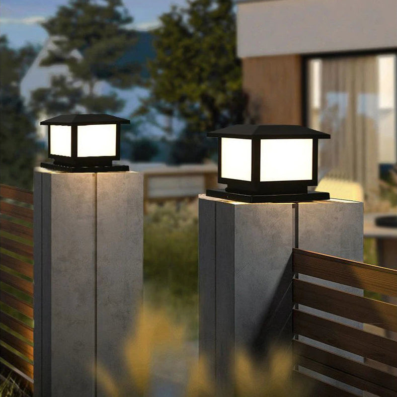 Lampe solaire extérieur cube étanche devant porche