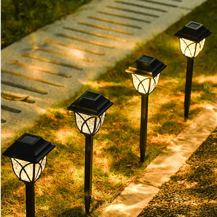 Lampe solaire extérieur sur une allée de jardin