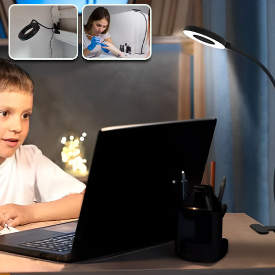 Un garçon avec ordinateur et lampe led à pince