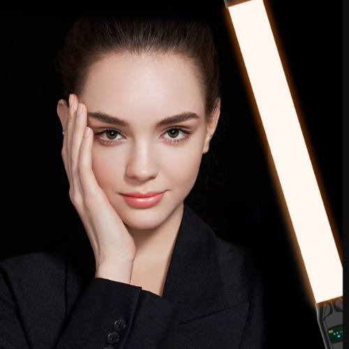 Une femme qui porte lampe led tube éclairage coloré
