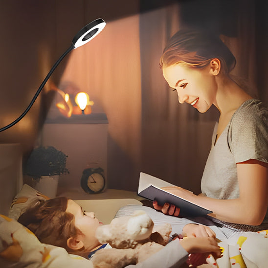 Une fille qui dore une femme lit un livre et lampe led à pince