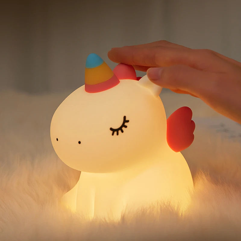 Une main et veilleuse bébé licorne