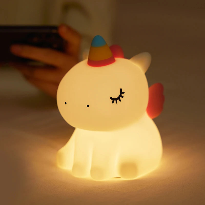 Veilleuse bébé licorne allumé la nuit