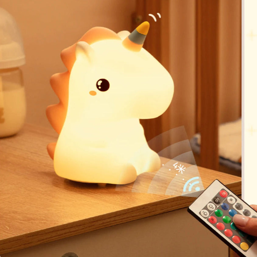 Veilleuse bébé licorne sur table basse et télécommande