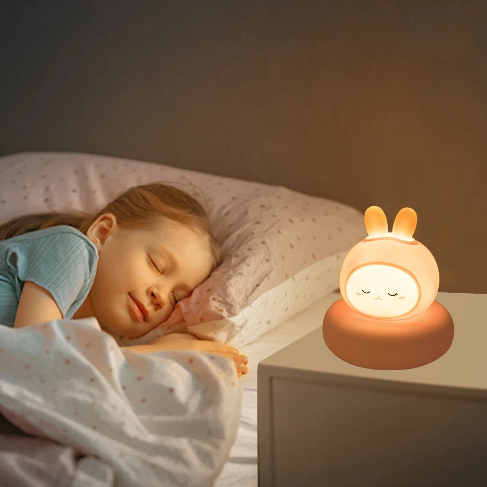 Veilleuse led pour enfant allumé sur table de chevet