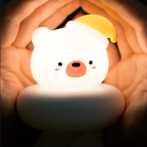 Veilleuse led pour enfant dans le creux de la main