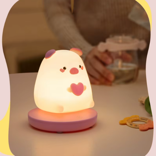 Veilleuse led pour enfant et une main qui prépare un biberon
