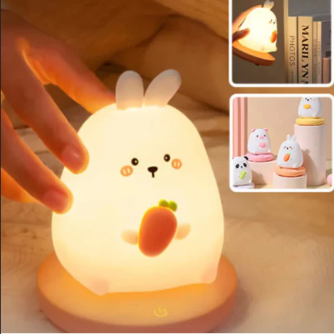 Veilleuse led pour enfant touché par une main