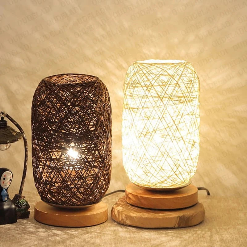 lampe de chevet artisanale en rotin beige et marron allumé