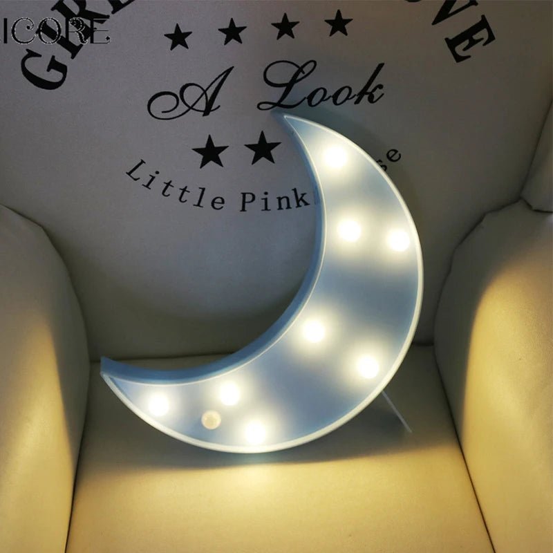 Lampe LED 3D lune bleue sur une chaise d'enfant