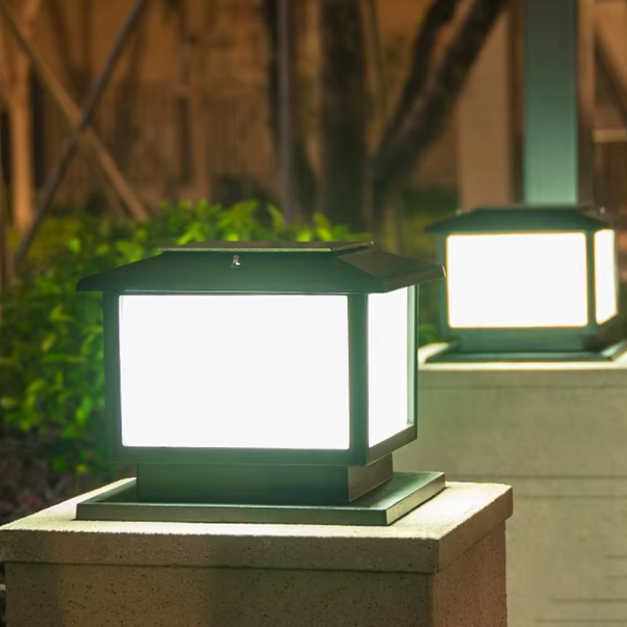 Lampe solaire extérieur lumière blanche dans le jardin