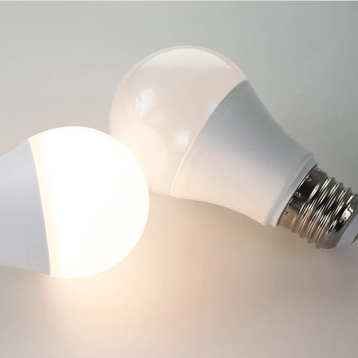 Ampoule LED E27 allumée et éteinte 