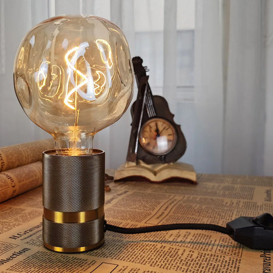 Ampoule LED Edison vintage allumé dans un salon 