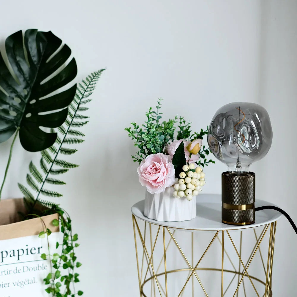 Ampoule LED Edison vintage grise sur une table d'appoint 